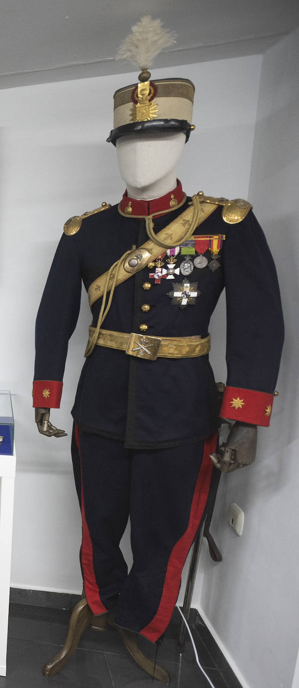 En un edificio de la plaza San Francisco de la capital está una de las colecciones privadas de trajes militares más importantes de España