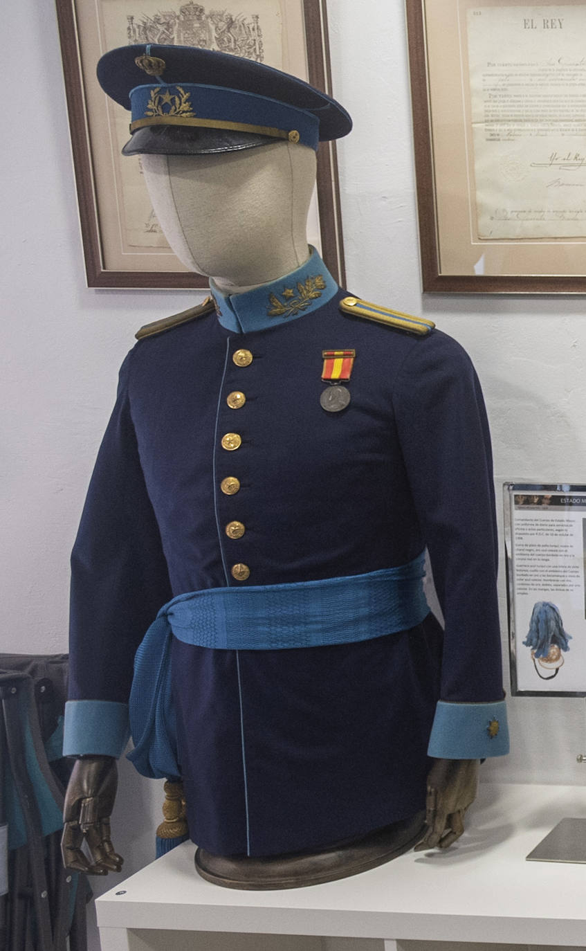 En un edificio de la plaza San Francisco de la capital está una de las colecciones privadas de trajes militares más importantes de España