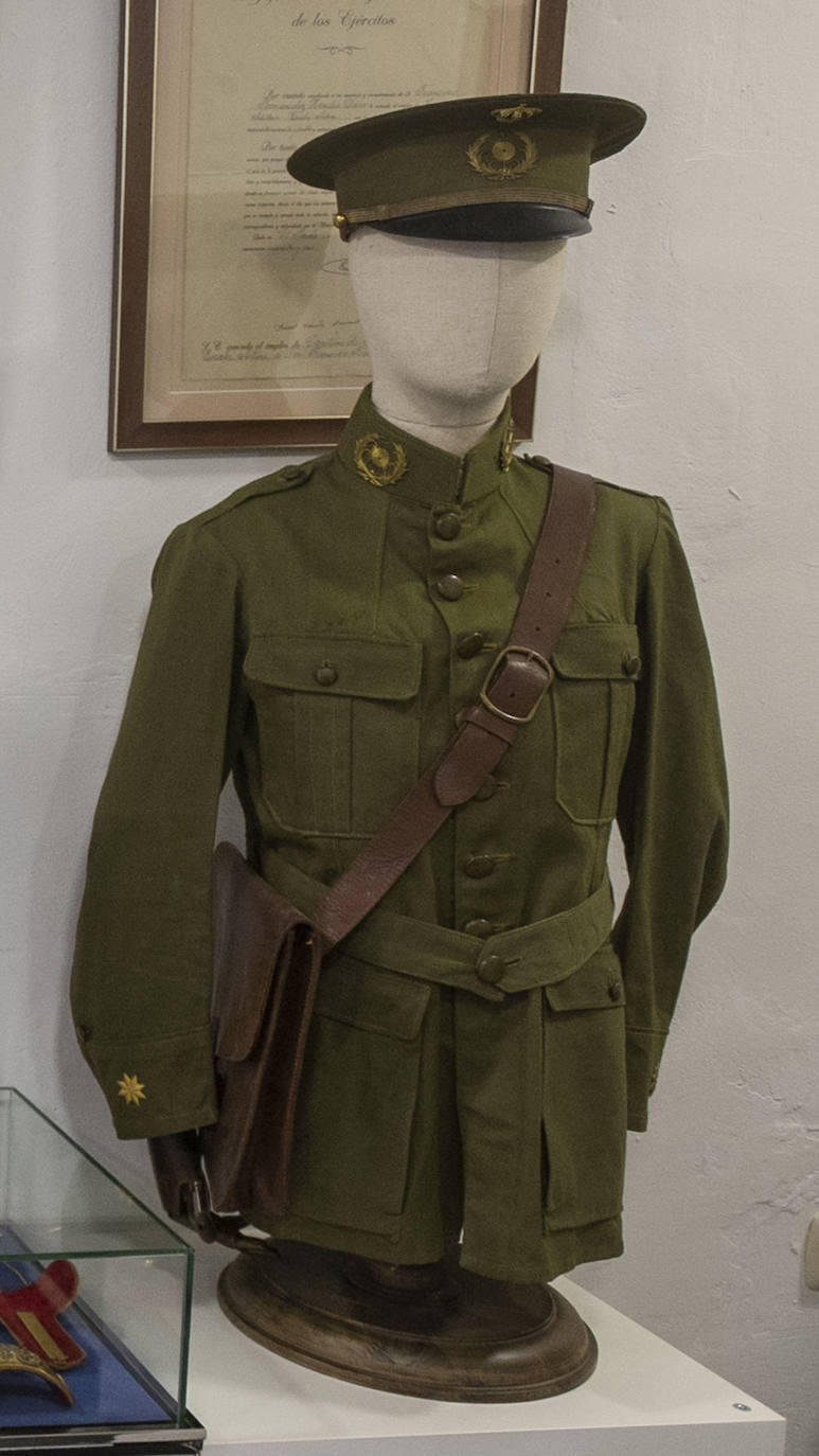 En un edificio de la plaza San Francisco de la capital está una de las colecciones privadas de trajes militares más importantes de España