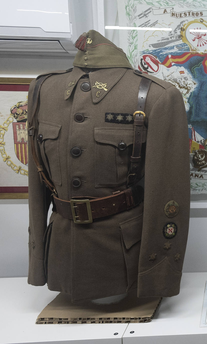 En un edificio de la plaza San Francisco de la capital está una de las colecciones privadas de trajes militares más importantes de España