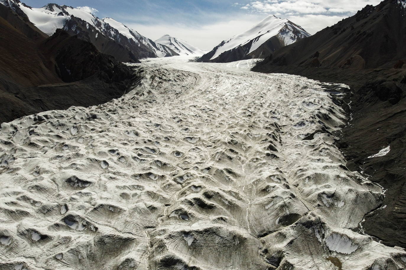 El glaciar Laohugou No. 12 en las montañas Qilian, condado autónomo mongol de Subei en la provincia de Gansu, China. Estos elementos sufren deshielo por efecto del calentamiento global.