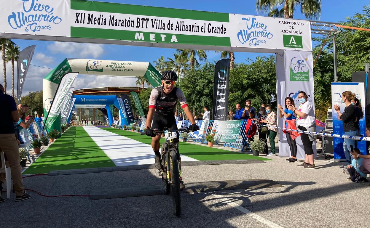 Pablo Guerrero cruza la meta en Alhaurín el Grande.