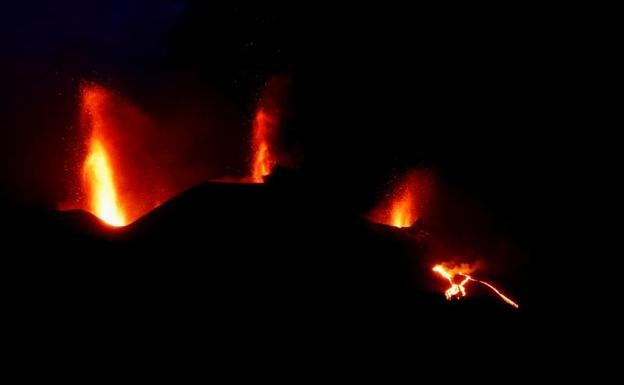 Imagen principal - Las bocas del volcán, vecinos pendientes de la evolución de las coladas y una imagen nocturna de las coladas.