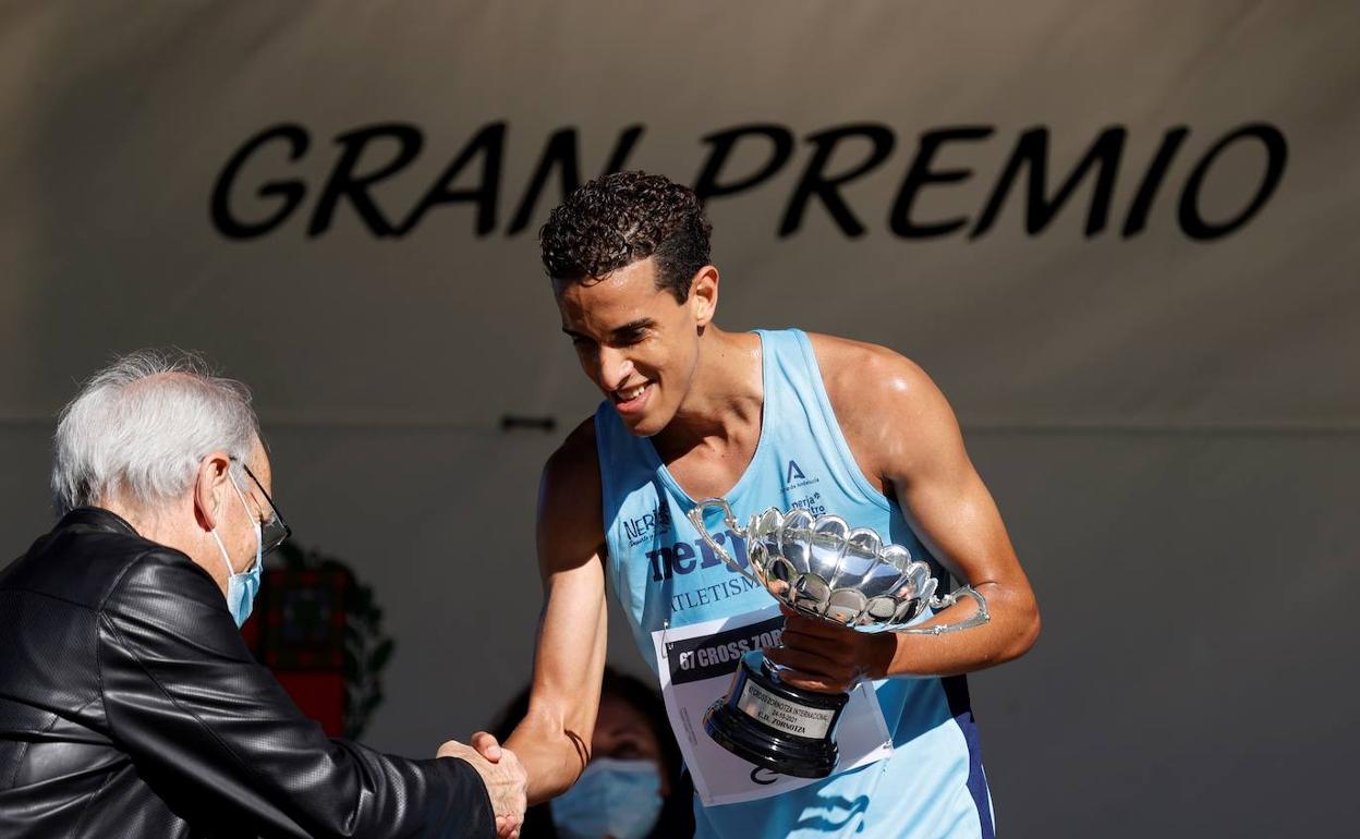 Ouassim Oumaiz recibe el trofeo de primer español en la prueba. 