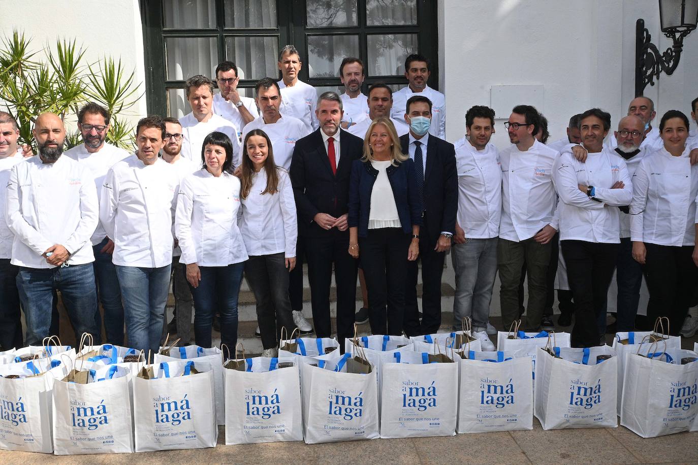 Niños de cinco colegios de la ciudad y de la Fundación Olivares han preparado platos fríos junto a una treintena de cocineros con estrella Michelin