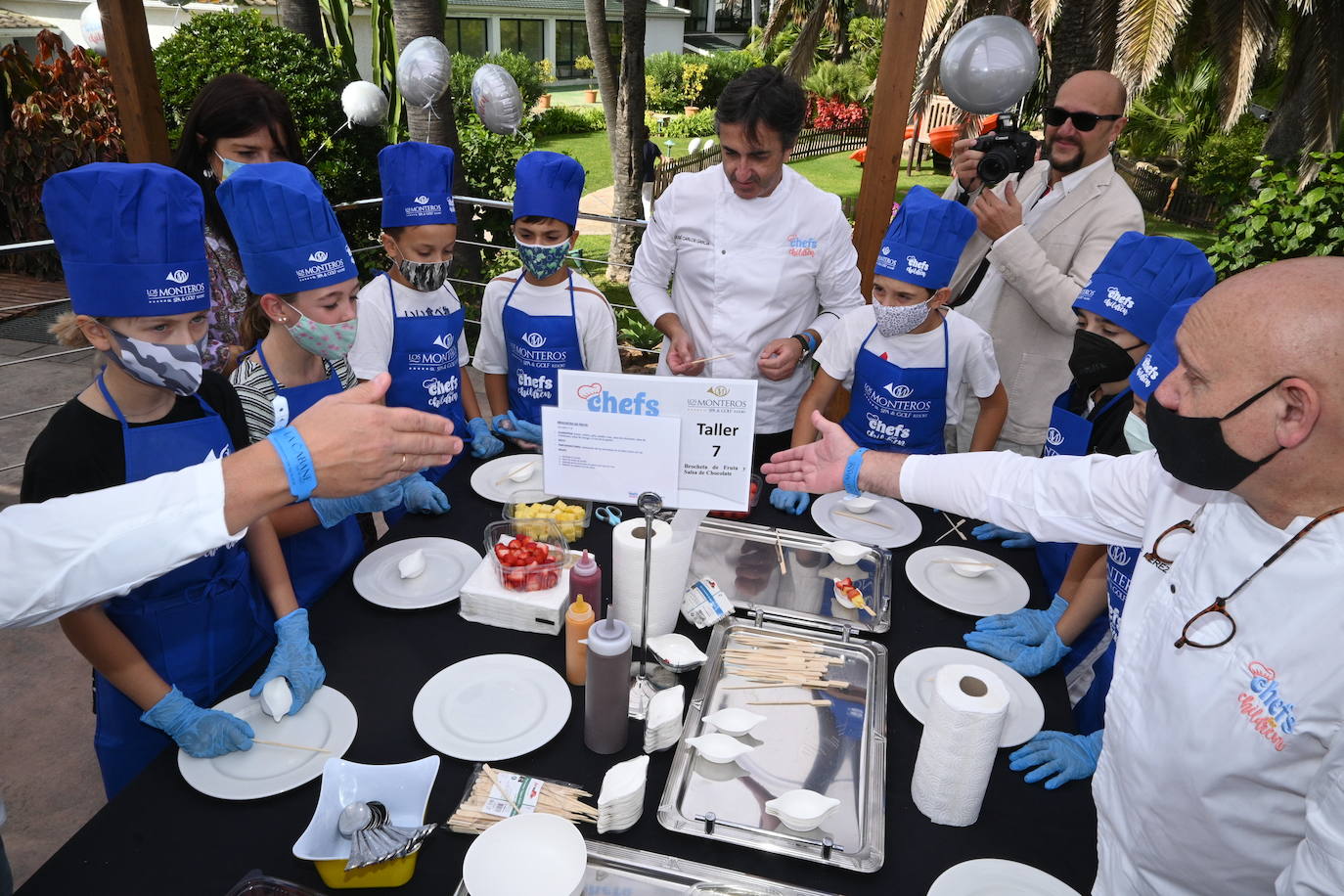 Niños de cinco colegios de la ciudad y de la Fundación Olivares han preparado platos fríos junto a una treintena de cocineros con estrella Michelin