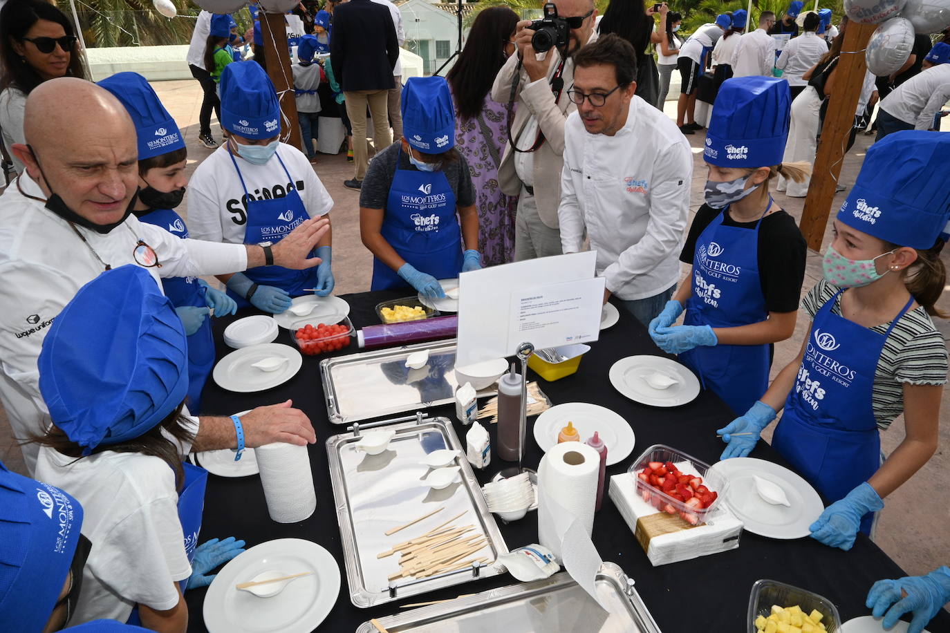 Niños de cinco colegios de la ciudad y de la Fundación Olivares han preparado platos fríos junto a una treintena de cocineros con estrella Michelin