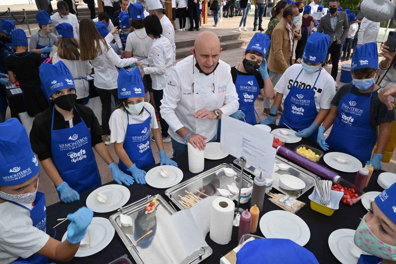 Niños de cinco colegios de la ciudad y de la Fundación Olivares han preparado platos fríos junto a una treintena de cocineros con estrella Michelin