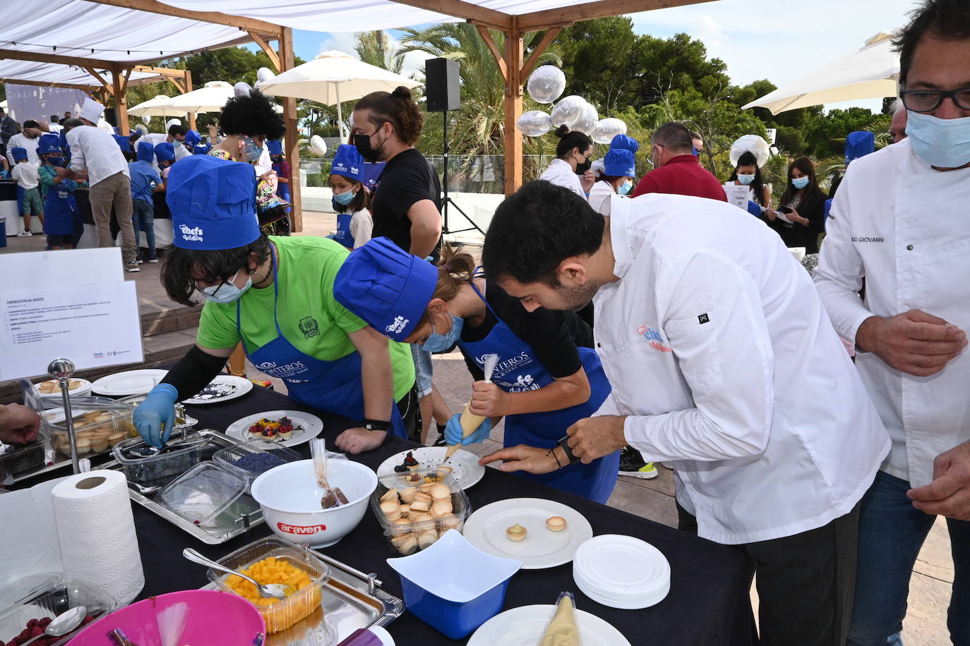 Niños de cinco colegios de la ciudad y de la Fundación Olivares han preparado platos fríos junto a una treintena de cocineros con estrella Michelin