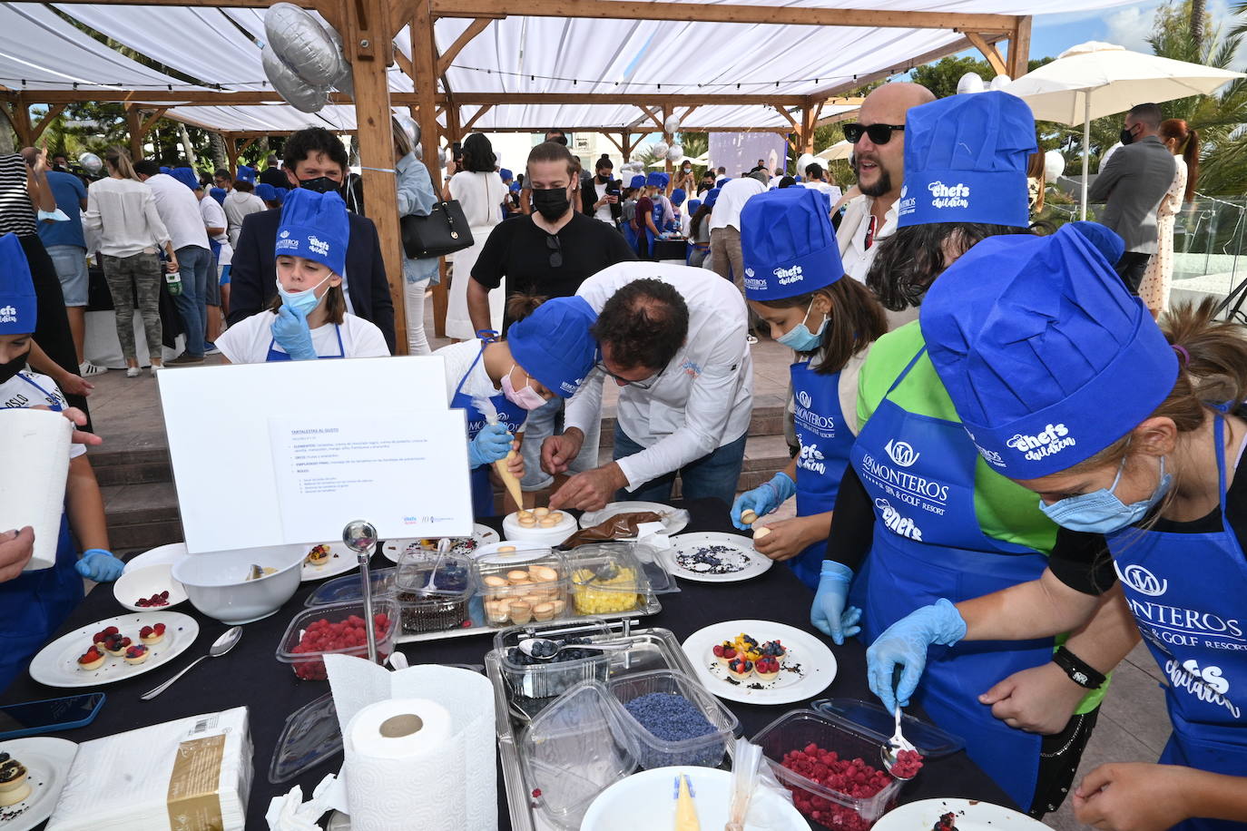 Niños de cinco colegios de la ciudad y de la Fundación Olivares han preparado platos fríos junto a una treintena de cocineros con estrella Michelin