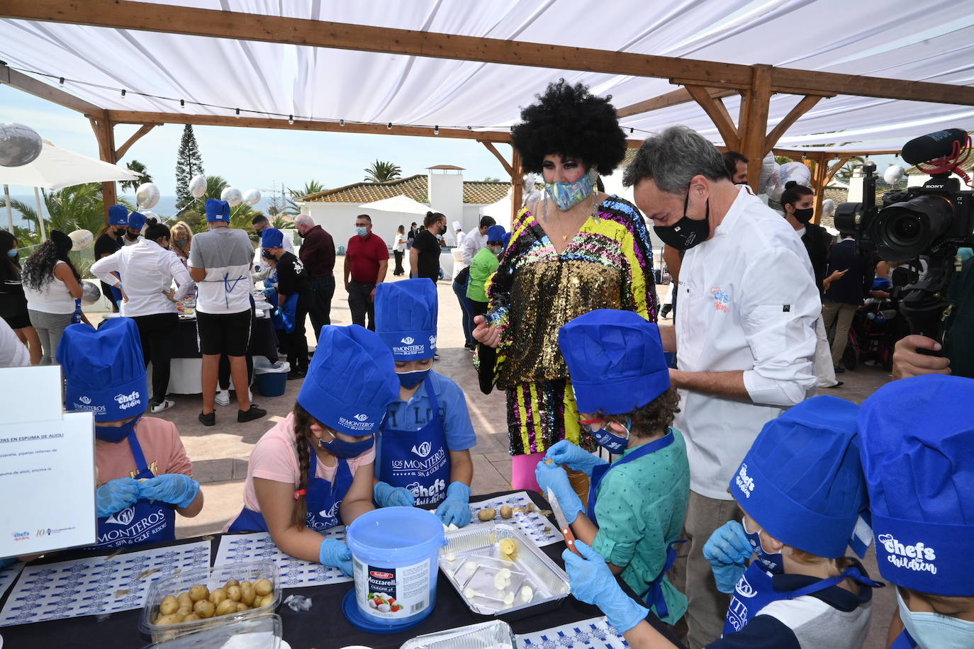 Niños de cinco colegios de la ciudad y de la Fundación Olivares han preparado platos fríos junto a una treintena de cocineros con estrella Michelin