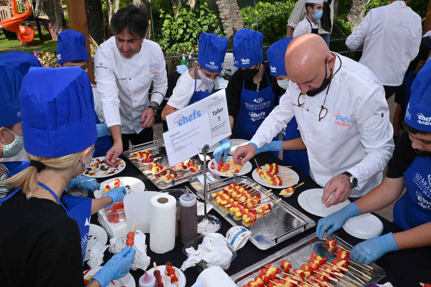 Niños de cinco colegios de la ciudad y de la Fundación Olivares han preparado platos fríos junto a una treintena de cocineros con estrella Michelin