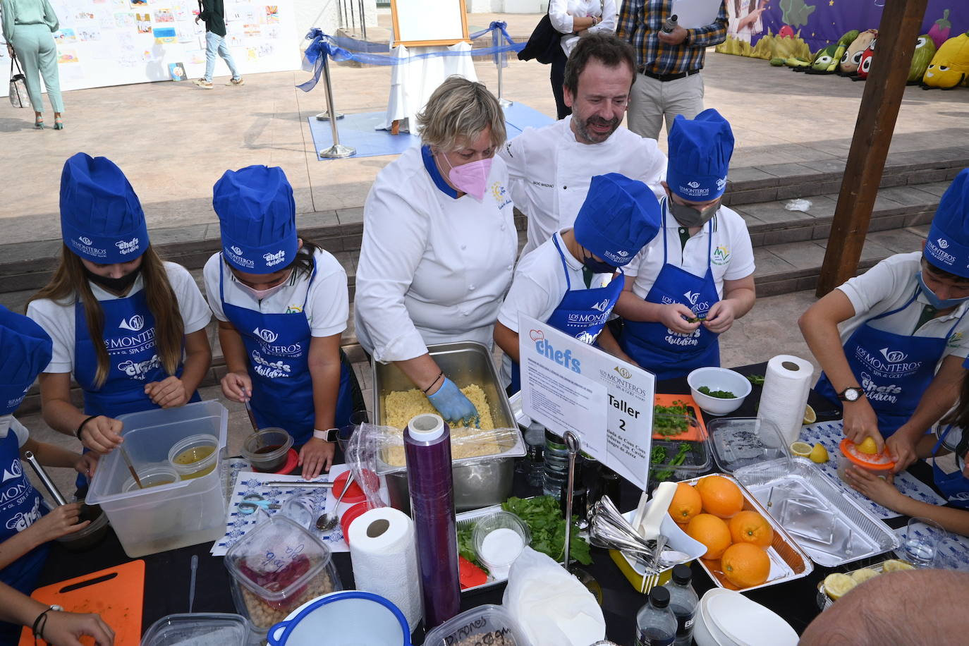 Niños de cinco colegios de la ciudad y de la Fundación Olivares han preparado platos fríos junto a una treintena de cocineros con estrella Michelin