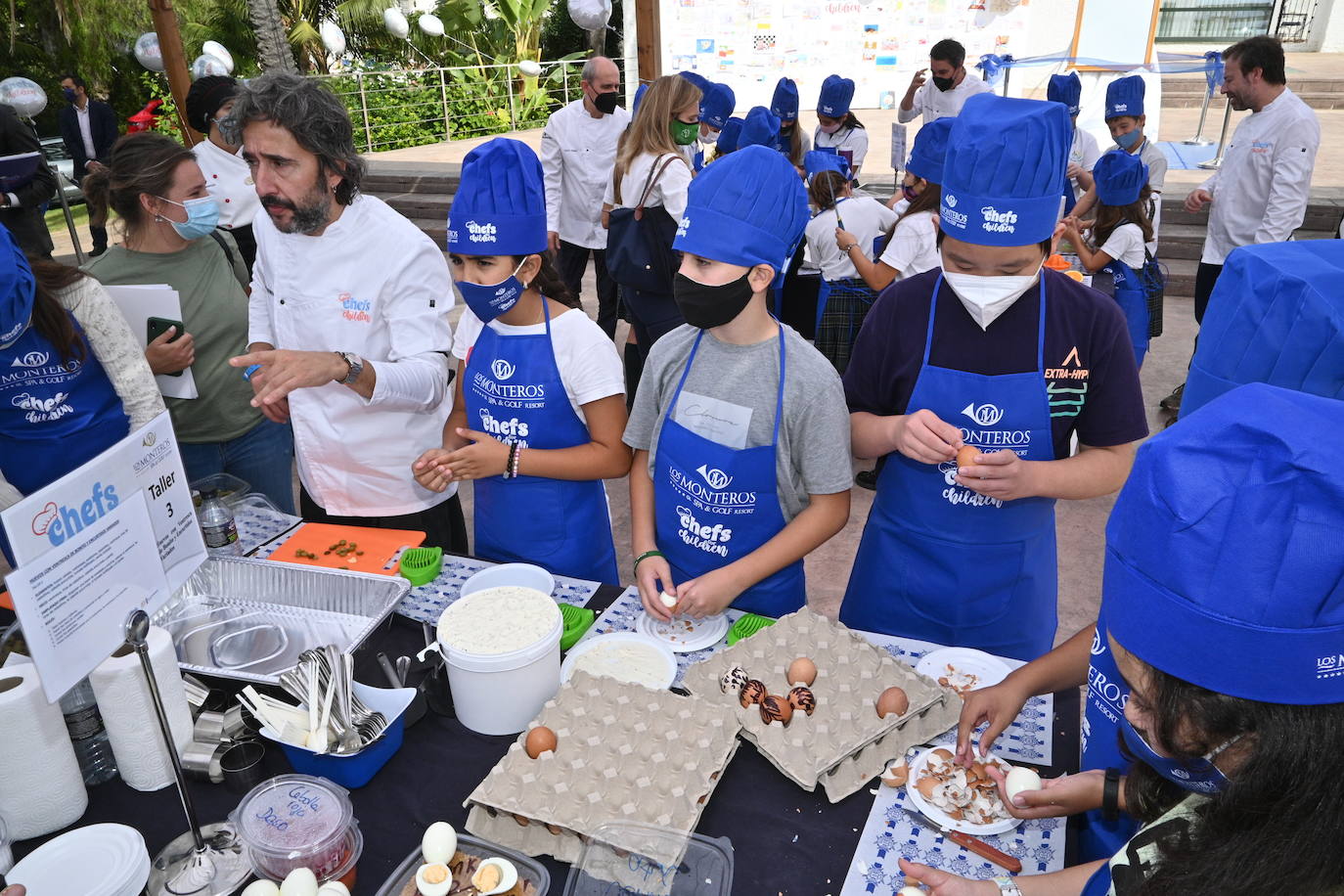 Niños de cinco colegios de la ciudad y de la Fundación Olivares han preparado platos fríos junto a una treintena de cocineros con estrella Michelin