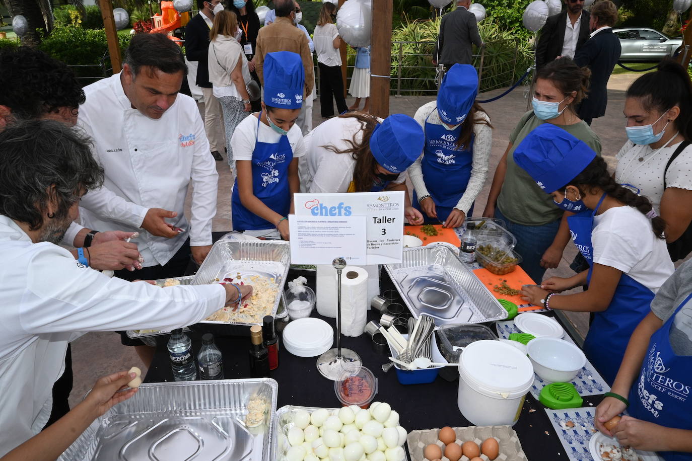 Niños de cinco colegios de la ciudad y de la Fundación Olivares han preparado platos fríos junto a una treintena de cocineros con estrella Michelin