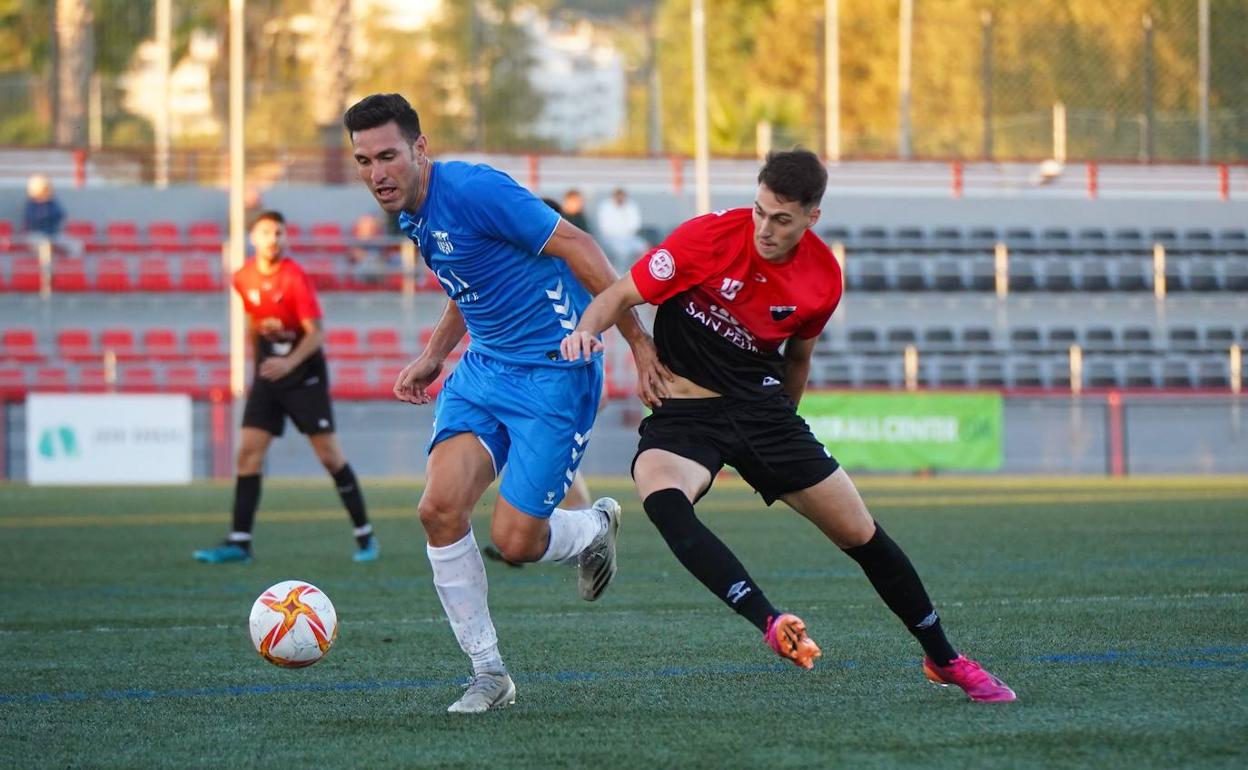 Beas trata de para un ataque visitante en el partido San Pedro-Alhaurín de la Torre.