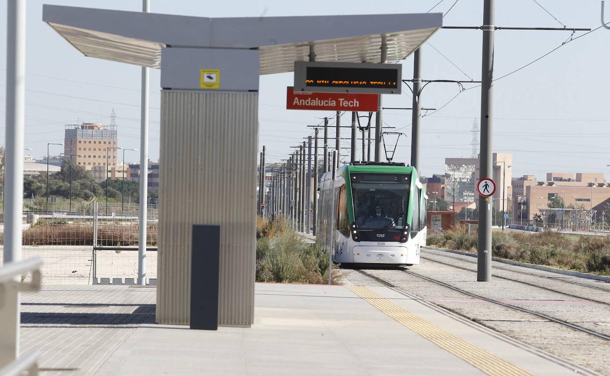 El metro de Málaga, a su paso por una de las estaciones en el tramo en superficie. 