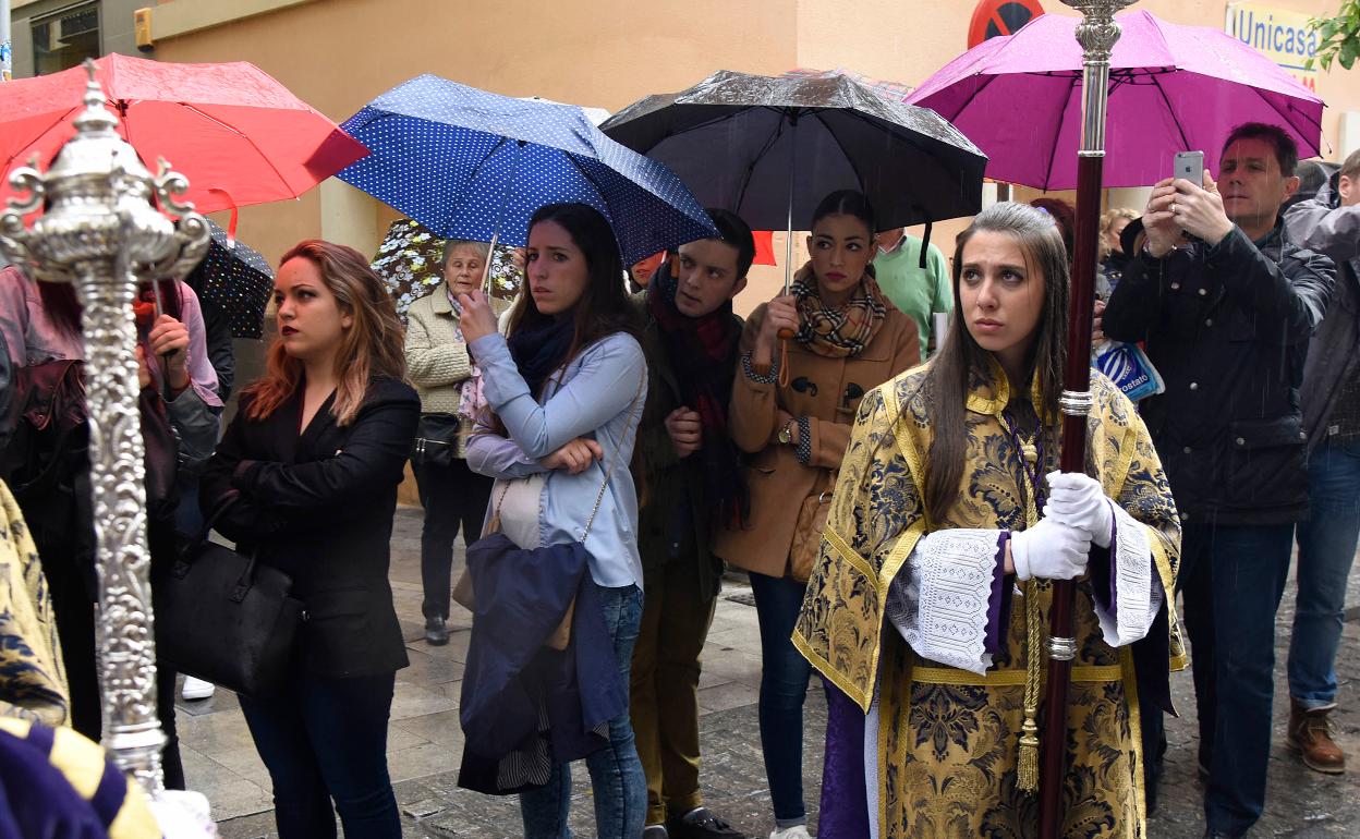 Cofrades, durante un día lluvioso en Semana Santa.