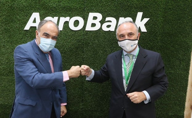 El presidente de Dcoop, Antonio Luque y el director territorial de CaixaBank en Andalucía Oriental, Juan Ignacio Zafra. 