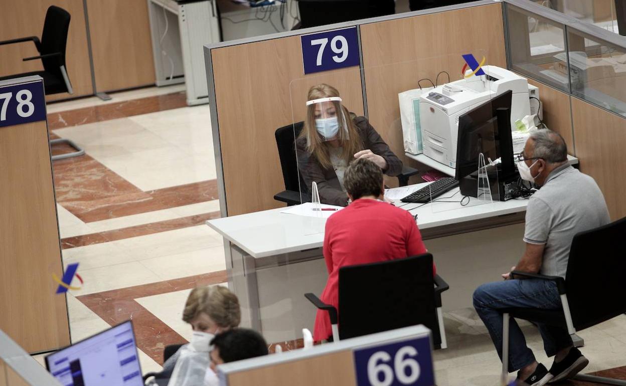 Imagen de archivo de usuarios en una oficina de la Agencia Tributaria. 