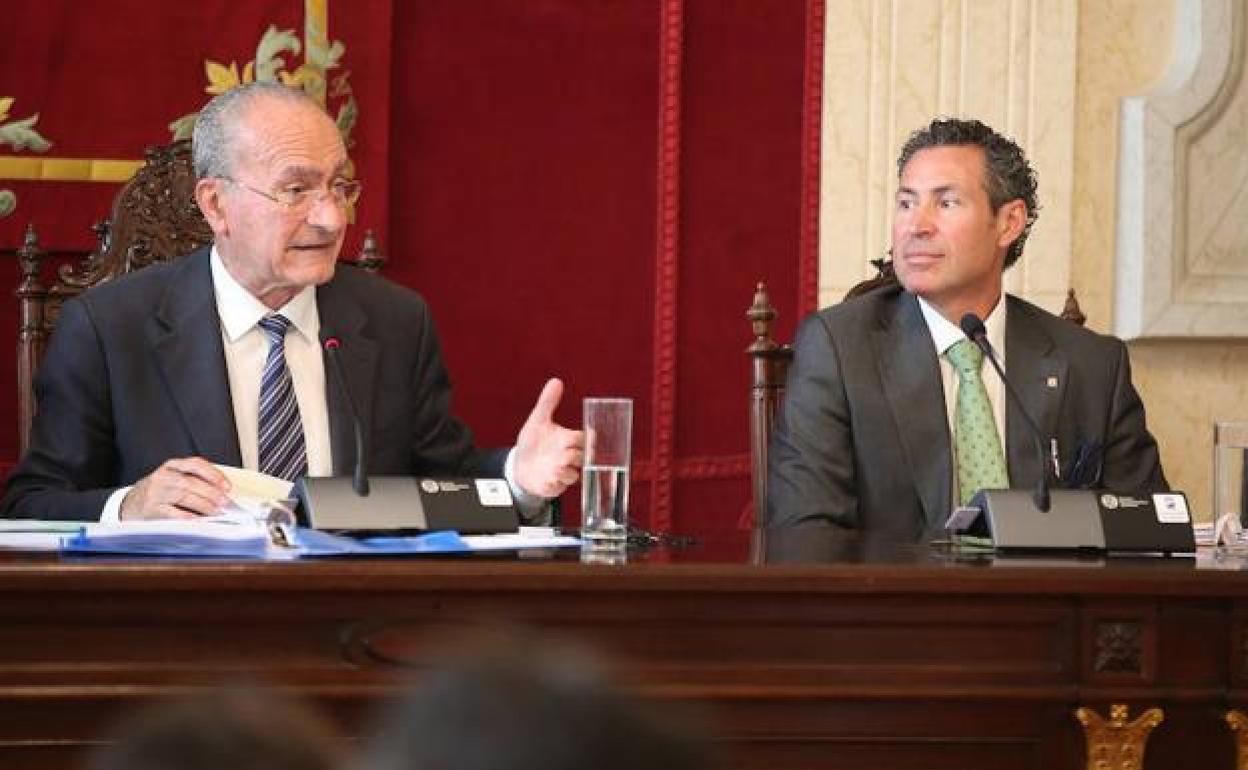 De la Torre, y el interventor general, Fermín Vallecillo, en el pleno.