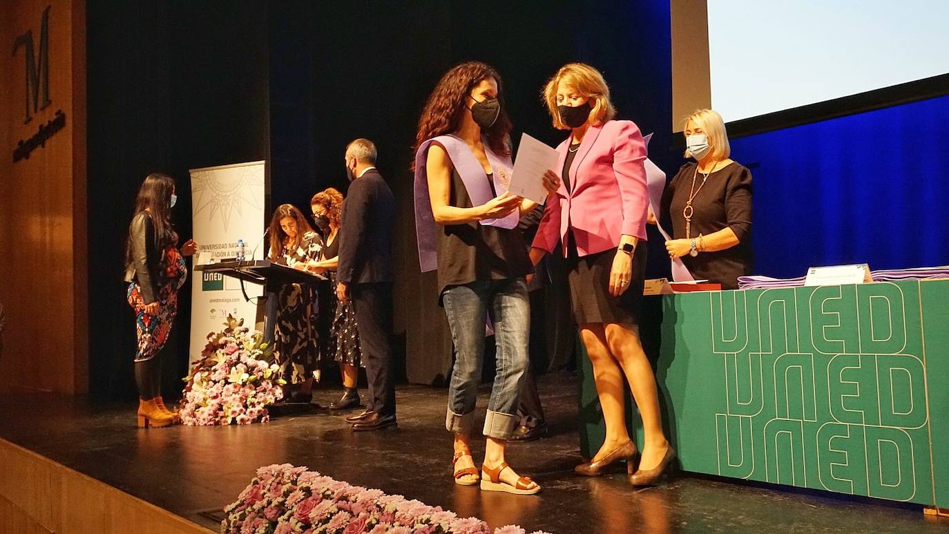 Entrega de diplomas a los alumnos graduados en la UNED en el curso 2020-21. 