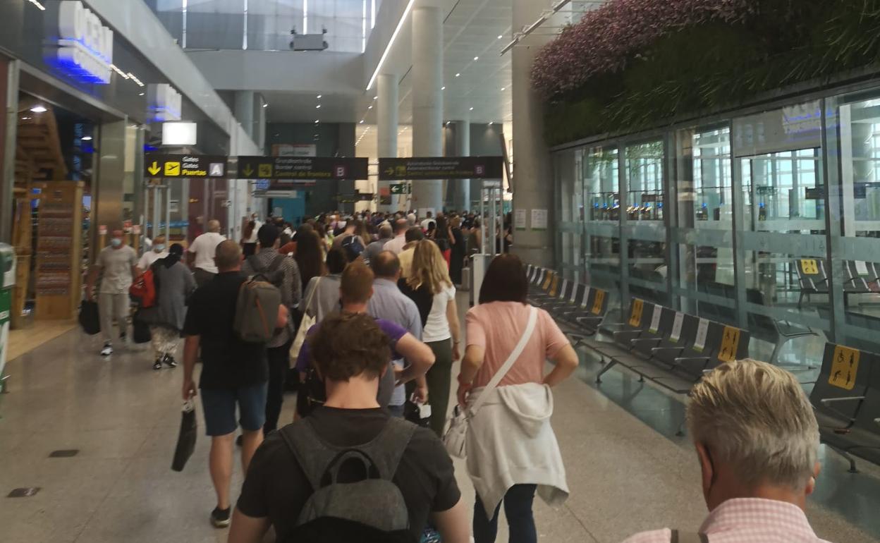 Colas en el control de pasaporte del Aeropuerto de Málaga. 