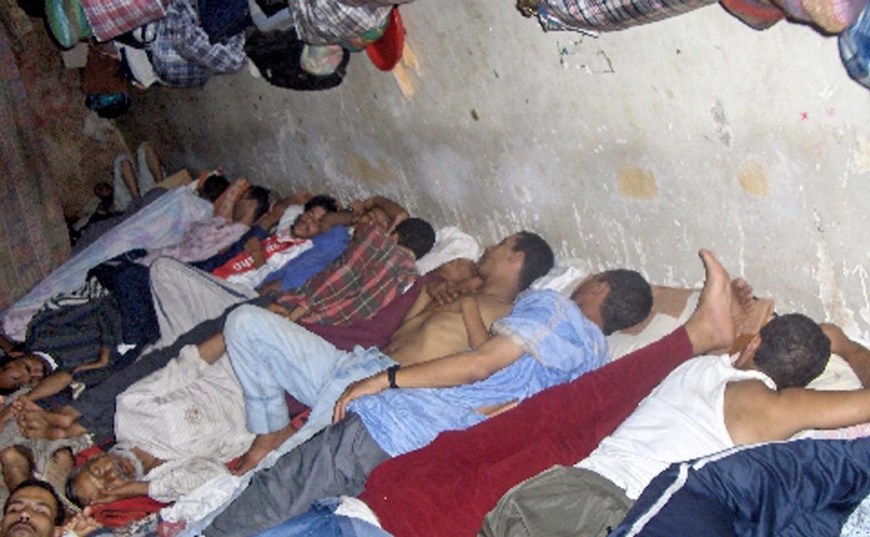 Presos españoles en el extranjero: dormir atado a una columna por no poder pagar el suelo para tumbarse