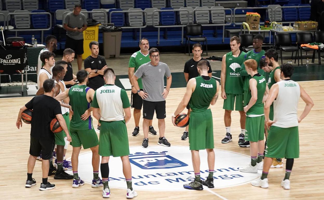 Fotis Katsikaris se dirige a sus jugadores durante un entrenamiento esta semana en el Carpena. 