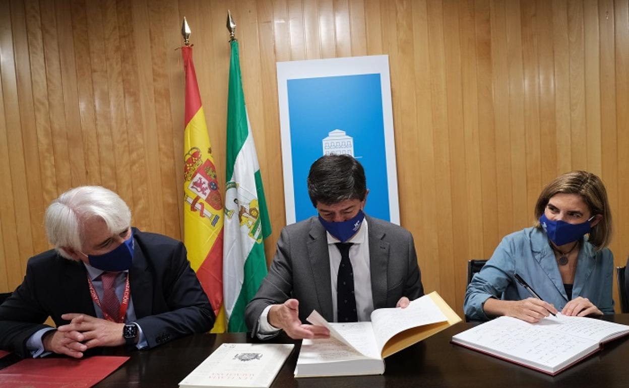 Juan Marín, Rocío Blanco y Sergio González, esta mañana, en el Congreso de la Abogacía ICA Málaga. 
