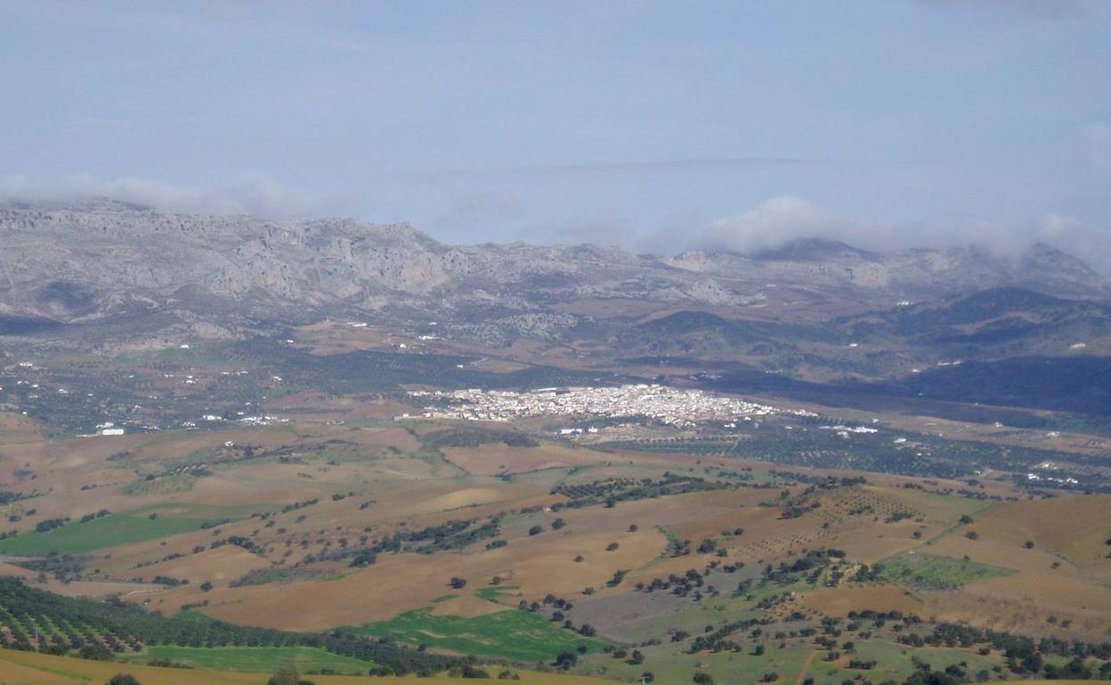 Situado a los pies de la sierra del Torcal, este pueblo disfruta de un colorido paisaje. 