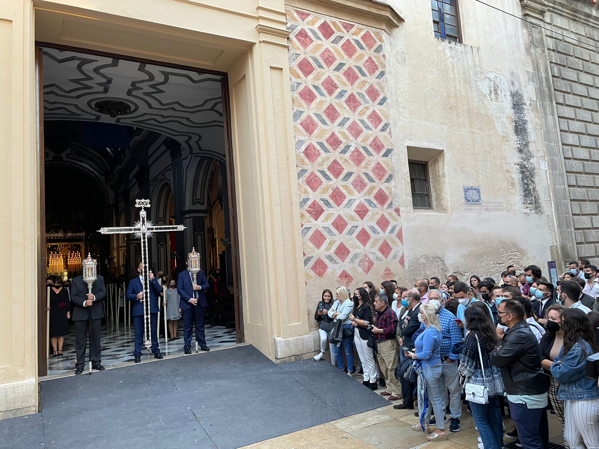 Dieciséis tronos recorren la ciudad para conmemorar el centenario de la Agrupación de Cofradías de Málaga en un evento histórico. En la imagen, Dolores de San Juan.