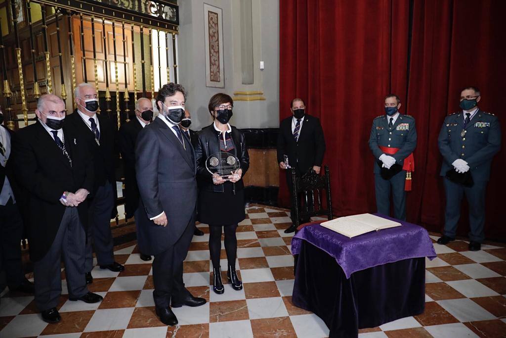 Dieciséis tronos recorren la ciudad para conmemorar el centenario de la Agrupación de Cofradías de Málaga en un evento histórico. En la imagen, la directora general de la Guardia Civil, María Gámez, en la casa hermandad de la Expiración