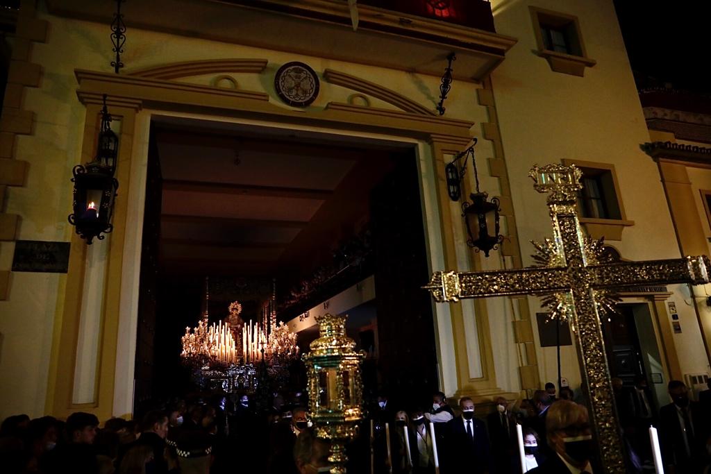 Dieciséis tronos recorren la ciudad para conmemorar el centenario de la Agrupación de Cofradías de Málaga en un evento histórico. En la imagen, salida de Expiración.