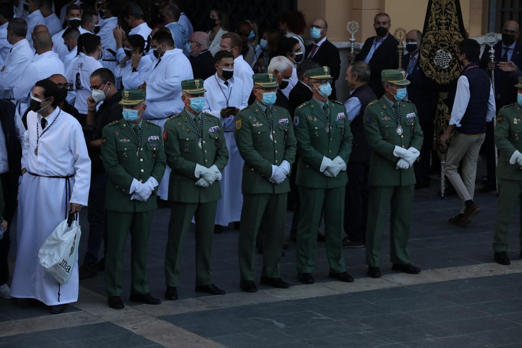 Dieciséis tronos recorren la ciudad para conmemorar el centenario de la Agrupación de Cofradías de Málaga en un evento histórico. En la imagen, Mena.