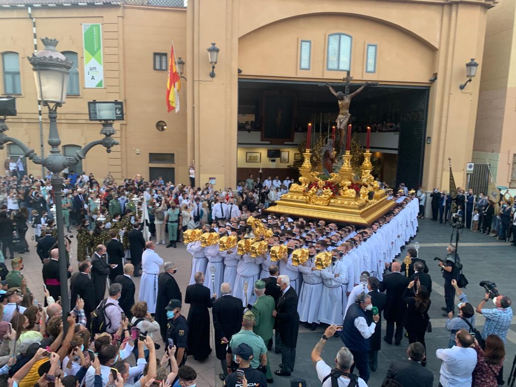 Dieciséis tronos recorren la ciudad para conmemorar el centenario de la Agrupación de Cofradías de Málaga en un evento histórico.En la imagen, Mena.