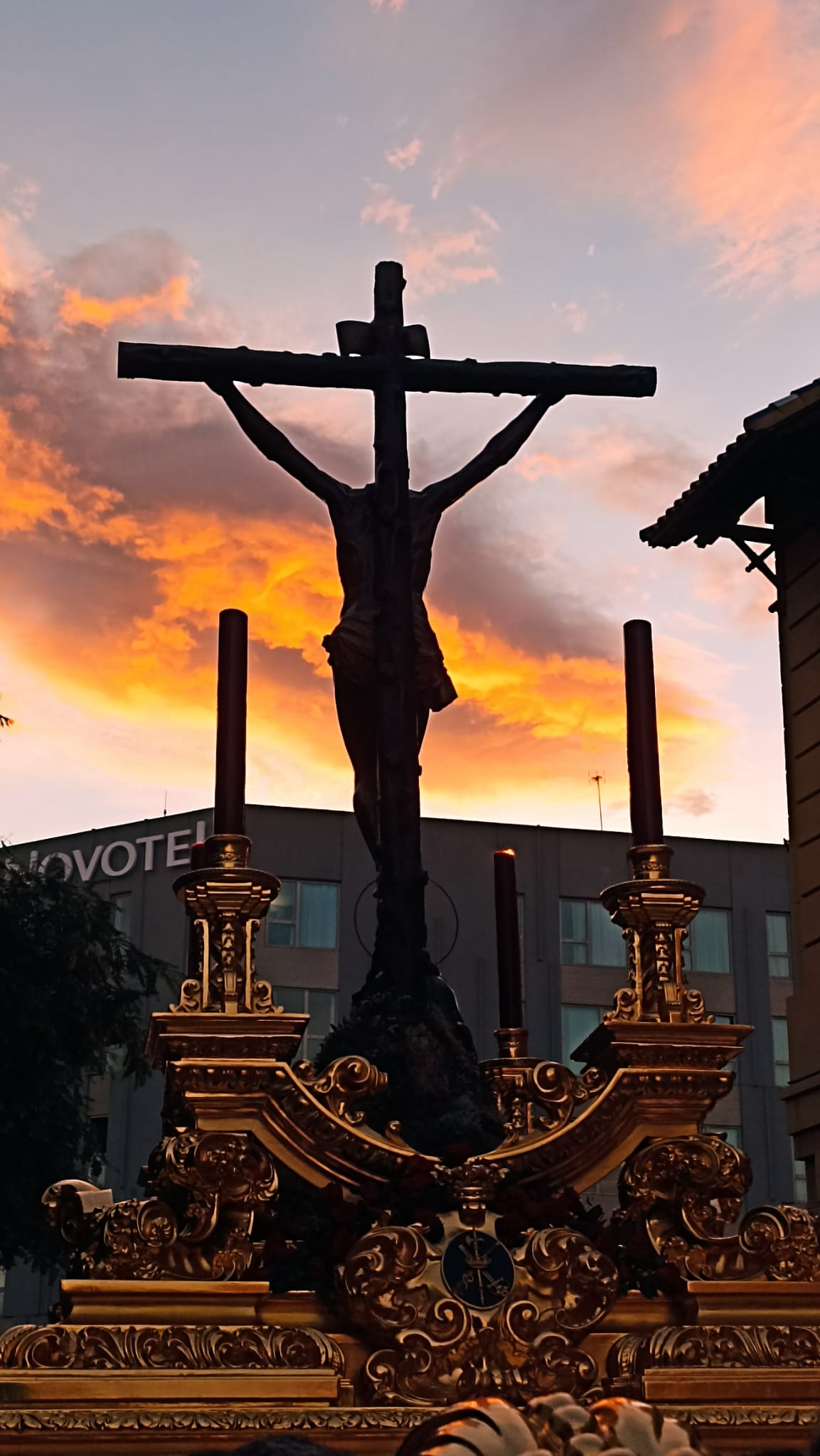 Dieciséis tronos recorren la ciudad para conmemorar el centenario de la Agrupación de Cofradías de Málaga en un evento histórico. En la imagen, Mena.