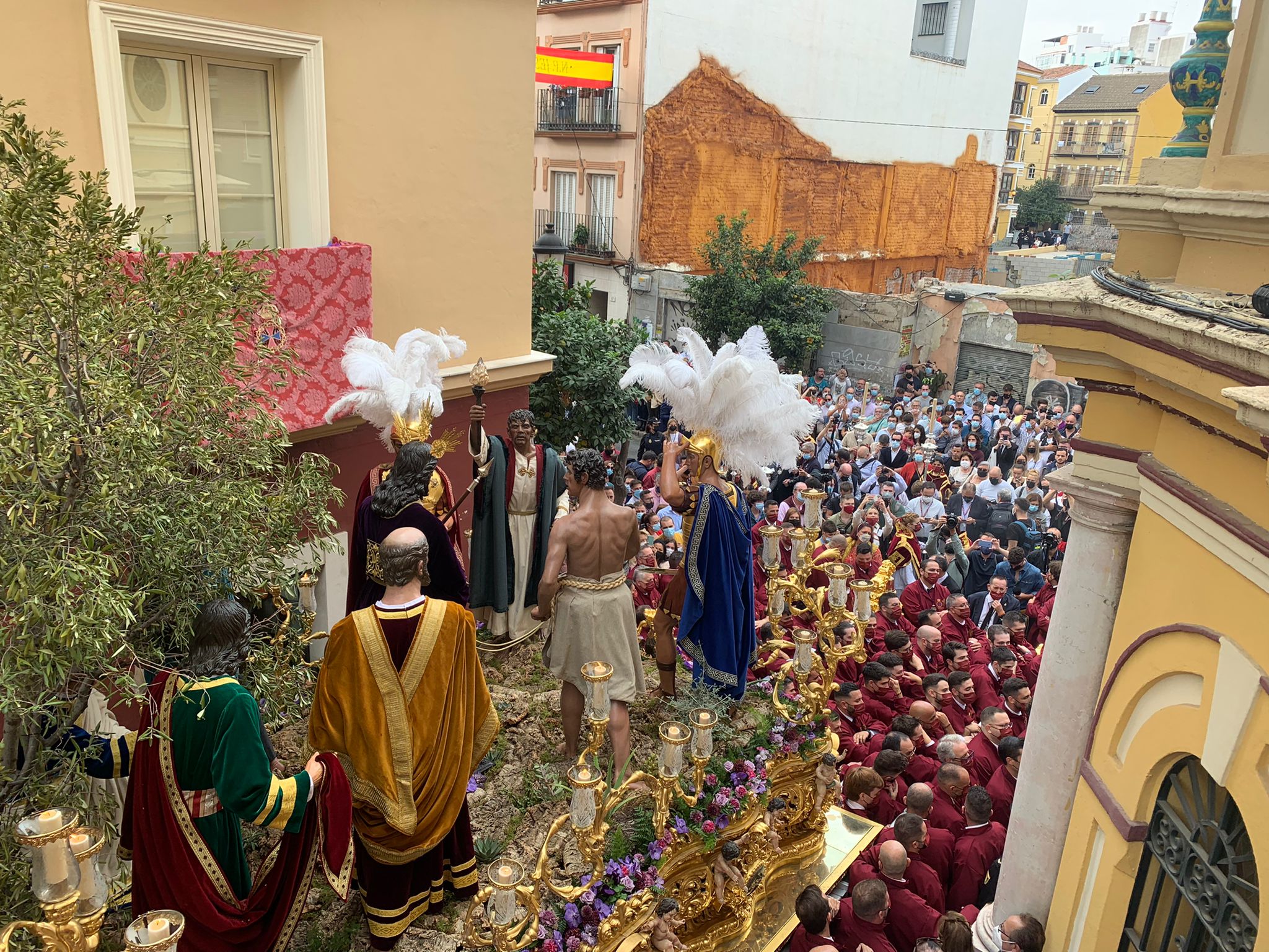 Dieciséis tronos recorren la ciudad para conmemorar el centenario de la Agrupación de Cofradías de Málaga en un evento histórico. En la imagen, Rescate.