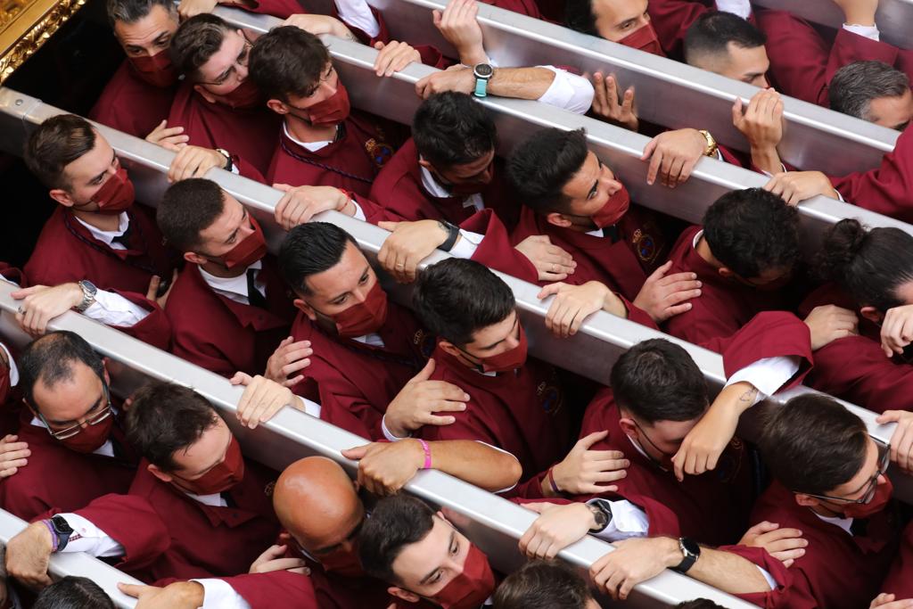 Dieciséis tronos recorren la ciudad para conmemorar el centenario de la Agrupación de Cofradías de Málaga en un evento histórico. En la imagen, Rescate.