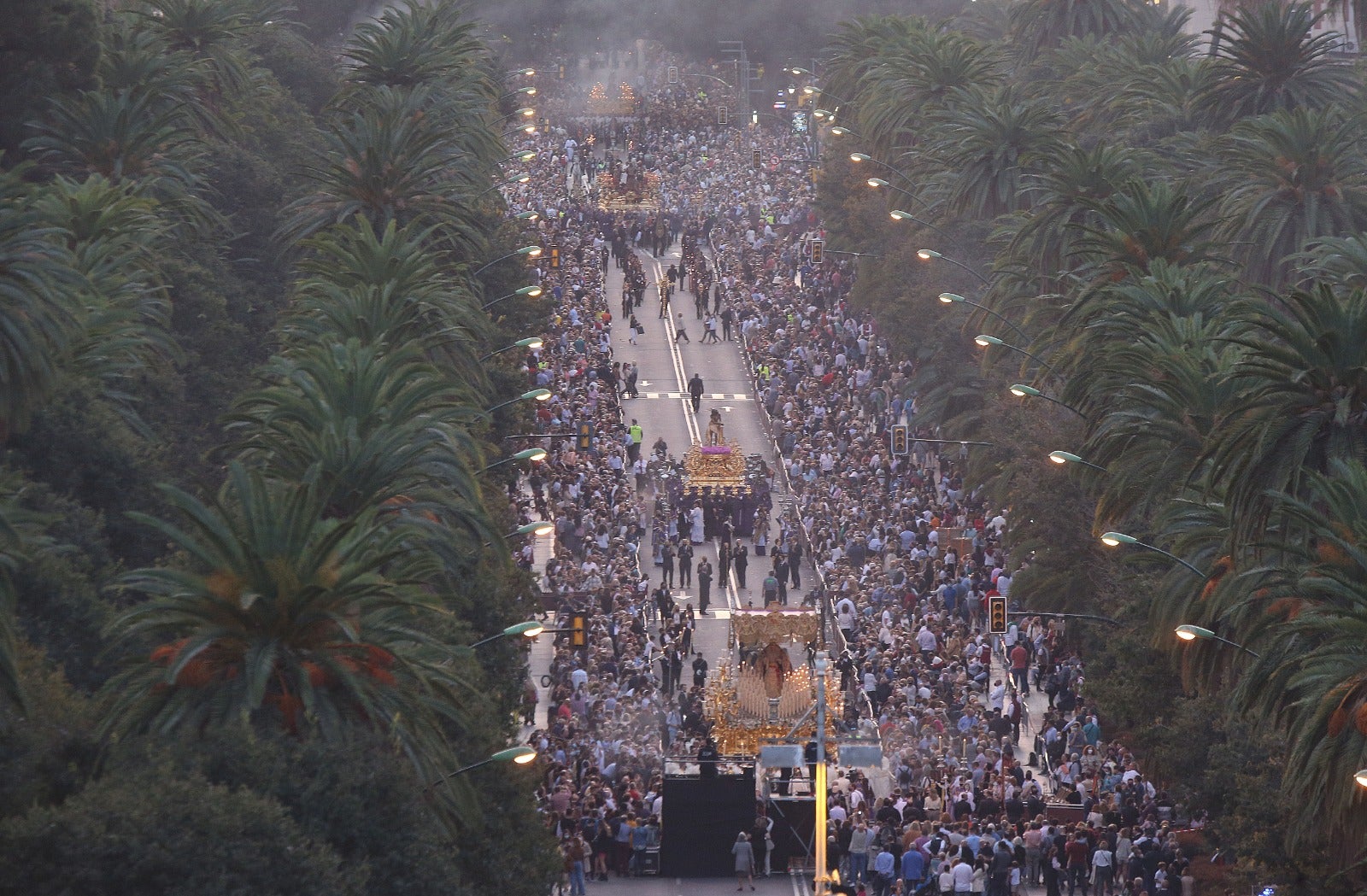 Dieciséis tronos recorren la ciudad para conmemorar el centenario de la Agrupación de Cofradías de Málaga en un evento histórico. 