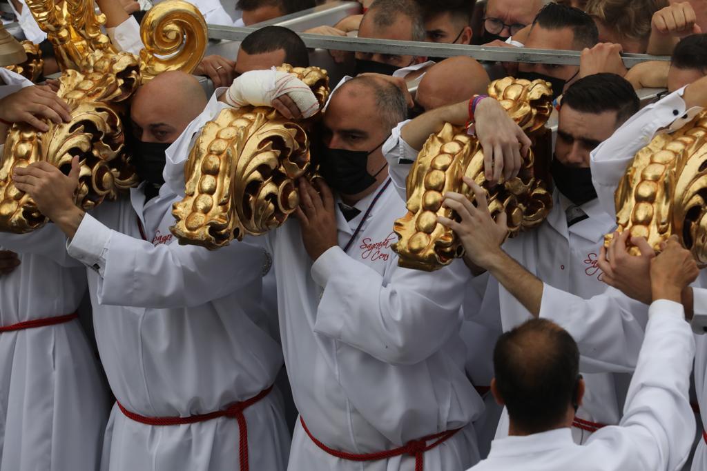 Dieciséis tronos recorren la ciudad para conmemorar el centenario de la Agrupación de Cofradías de Málaga en un evento histórico. En la imagen, Cena