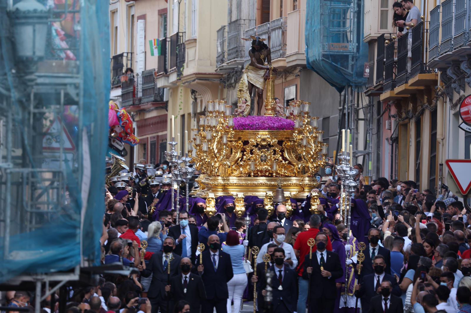 Dieciséis tronos recorren la ciudad para conmemorar el centenario de la Agrupación de Cofradías de Málaga en un evento histórico. En la imagen, Gitanos.