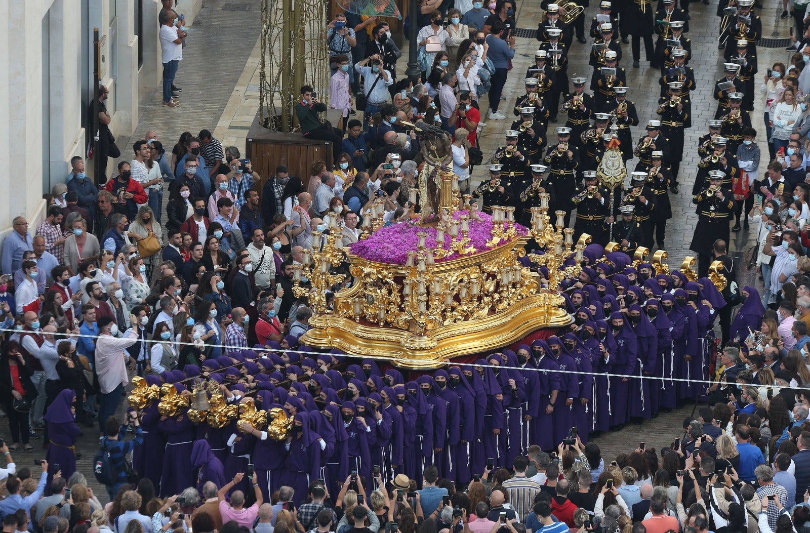 Dieciséis tronos recorren la ciudad para conmemorar el centenario de la Agrupación de Cofradías de Málaga en un evento histórico. En la imagen, Gitanos.