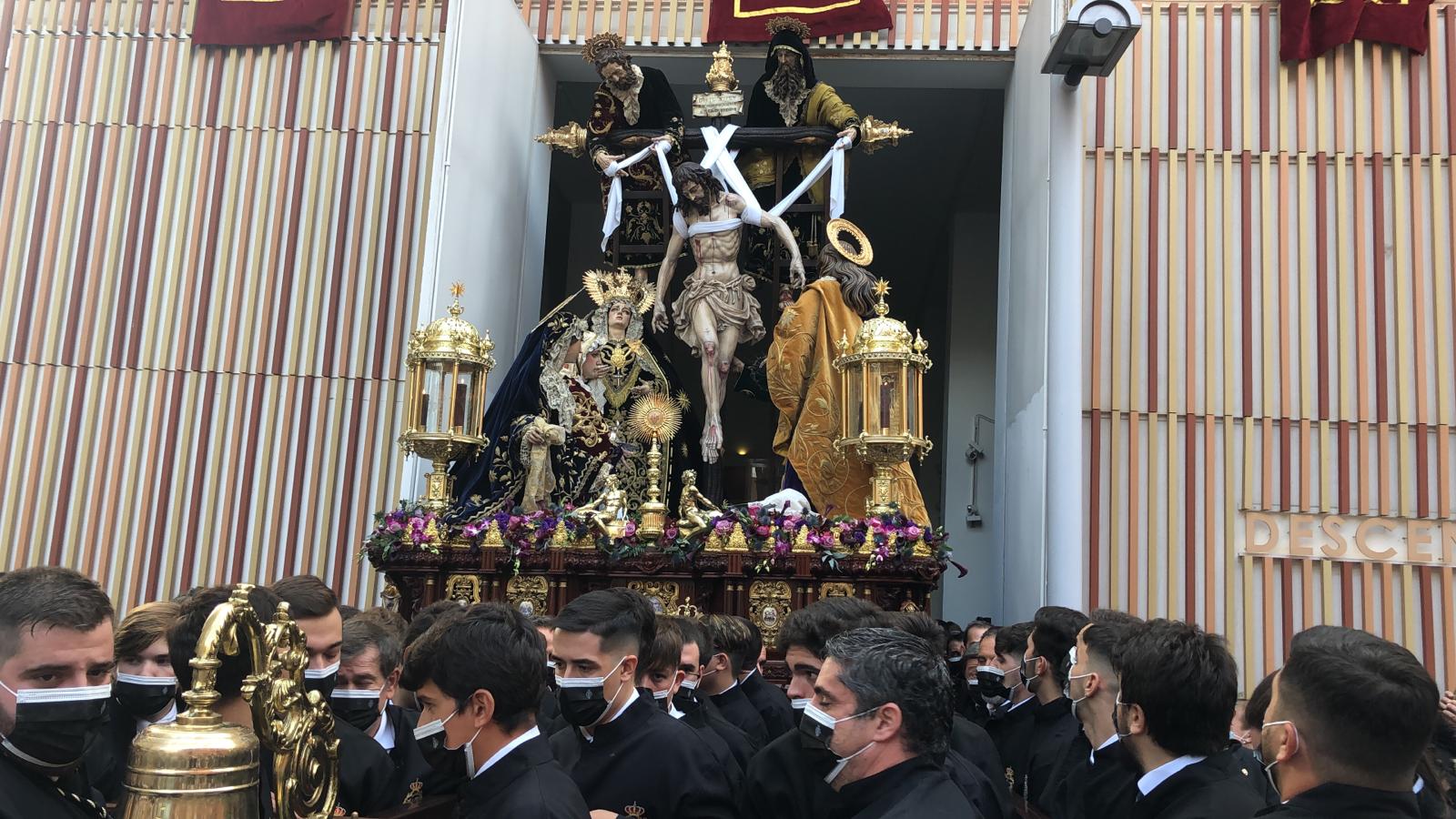 Dieciséis tronos recorren la ciudad para conmemorar el centenario de la Agrupación de Cofradías de Málaga en un evento histórico. En la imagen, Descendimiento.