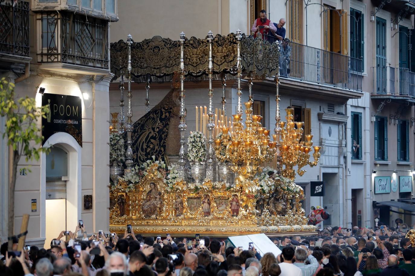 Imágenes de la Esperanza en su desfile procesional durante la magna