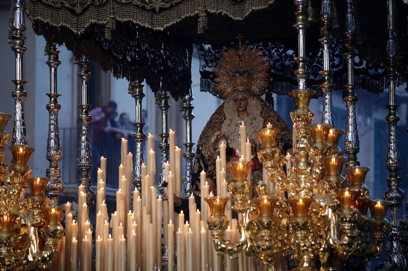 Imágenes de la Esperanza en su desfile procesional durante la magna