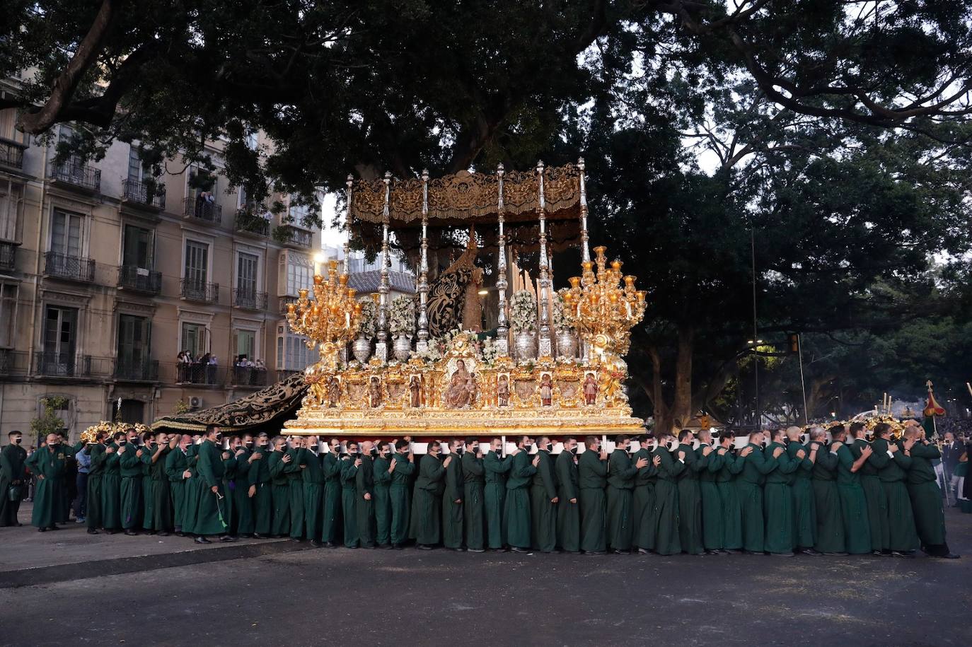 Imágenes de la Esperanza en su desfile procesional durante la magna