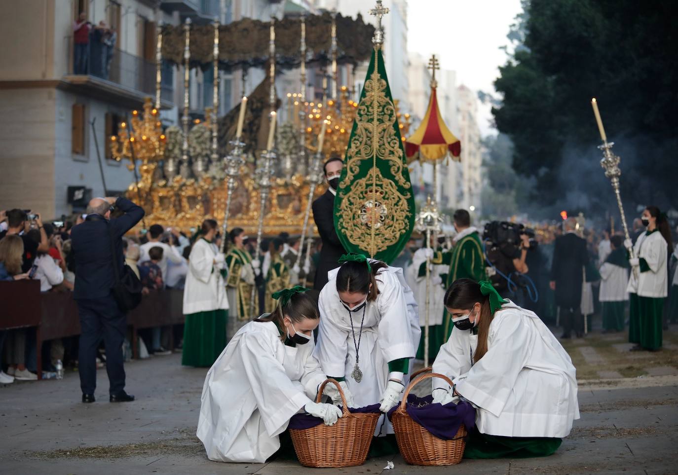 Imágenes de la Esperanza en su desfile procesional durante la magna