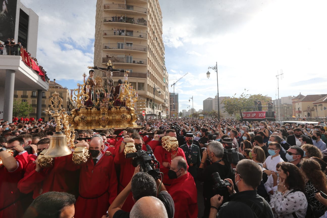 Dieciséis tronos recorren la ciudad para conmemorar el centenario de la Agrupación de Cofradías de Málaga en un evento histórico. En la imagen, Fusionadas.