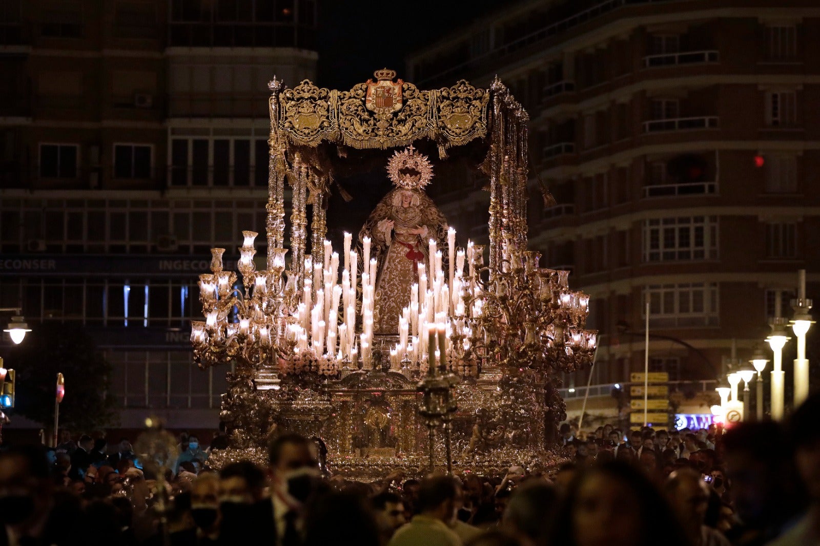 Dieciséis tronos recorren la ciudad para conmemorar el centenario de la Agrupación de Cofradías de Málaga en un evento histórico. En la imagen, Sentencia.